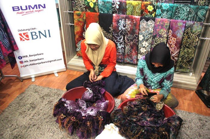 Menteri UMKM Teten Masduki terus mendukung penyalur KUR. Salah satunya pengrajin sasirangan bordir khas Banjarbaru, Kalimantan Selatan.