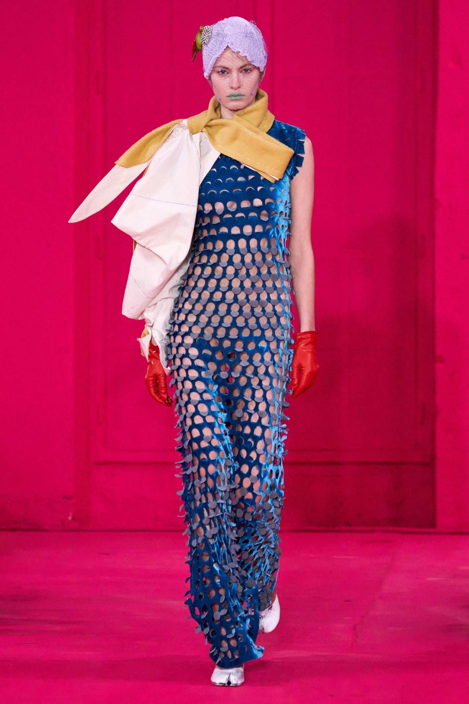Karya Maison Margiela dengan busana bermotif biru