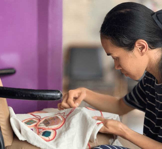 Amala Ikhsani: Mengisahkan Fenomena Sosial Melalui Medium Tekstil