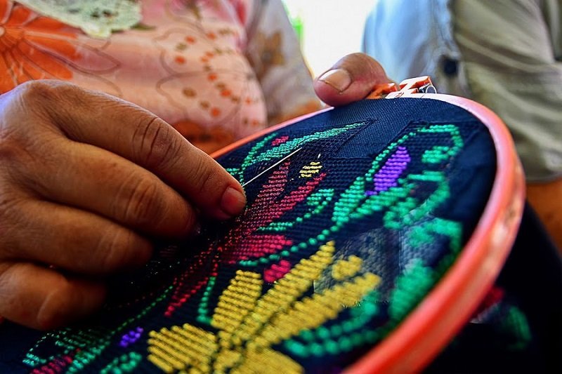 Kain Tradisional Sulam Karawo Gorontalo
