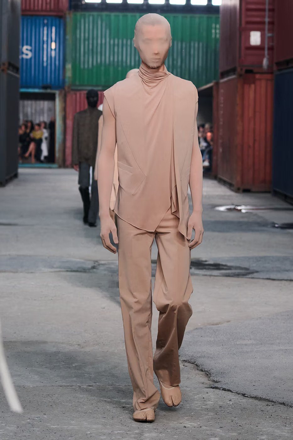 https hypebeast.com image 2026 04 01 maison margiela fw26 shanghai fashion week collection 009 2