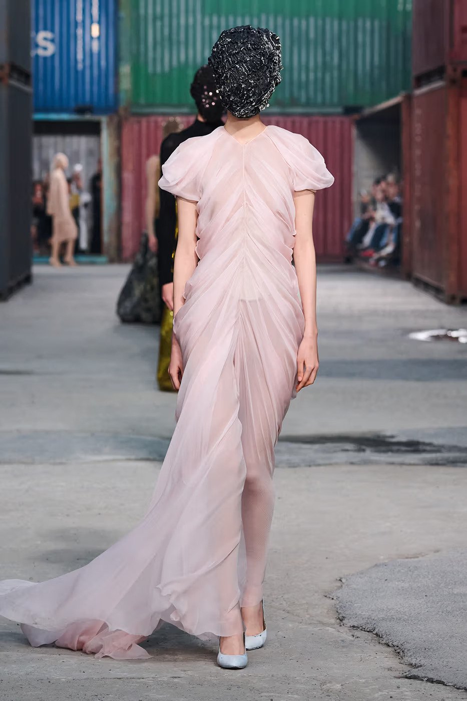 https hypebeast.com image 2026 04 01 maison margiela fw26 shanghai fashion week collection 021 2