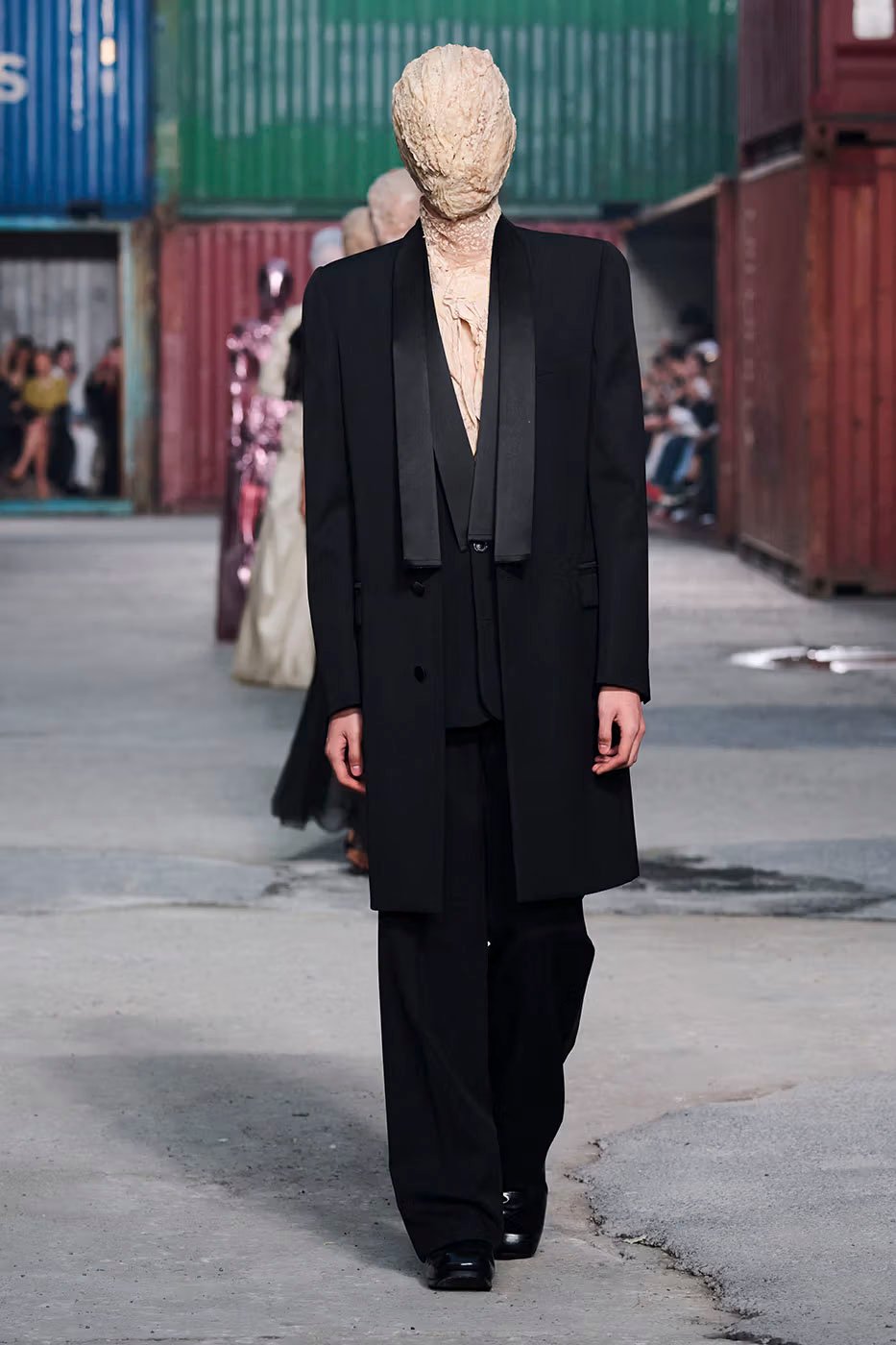 https hypebeast.com image 2026 04 01 maison margiela fw26 shanghai fashion week collection 026 2