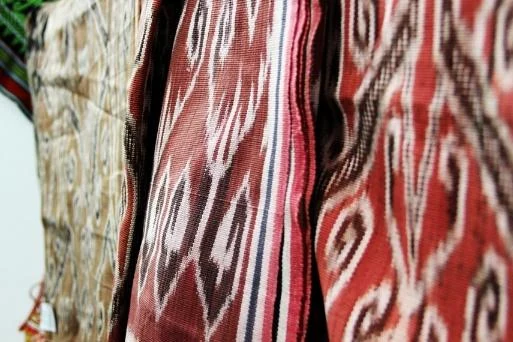Kain kebat menjadi salah satu pakaian mewah yang biasa digunakan saat diadakan upacara-upacara kebesaran
Kain Kebat: Tradisi Tenun Ikat dari Kalimantan Barat