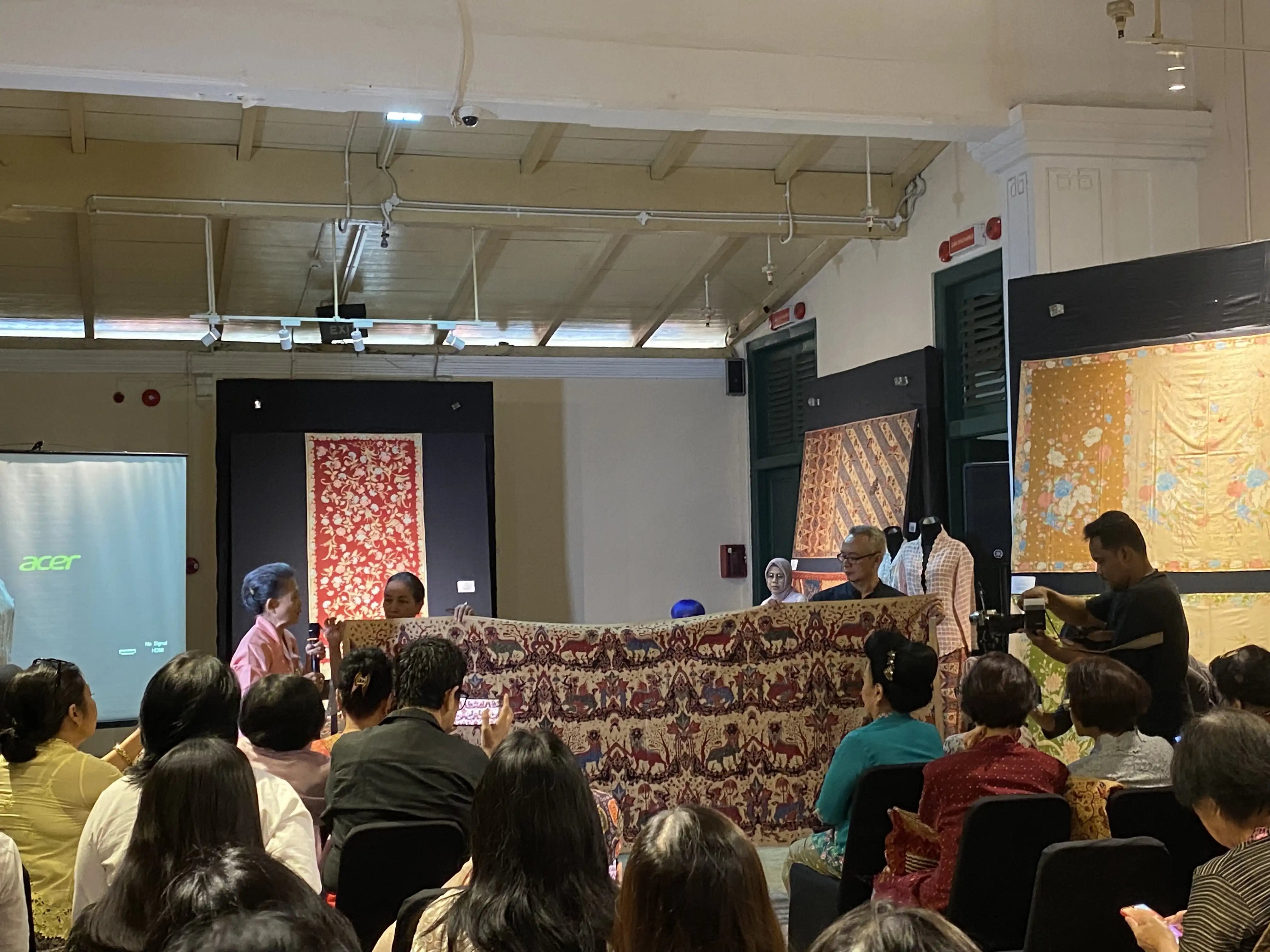 Melihat Keindahan Batik Pesisiran Pantai Utara Jawa dan Kebaya Peranakan bersama Himpunan Wastraprema dan Didi Budiardjo